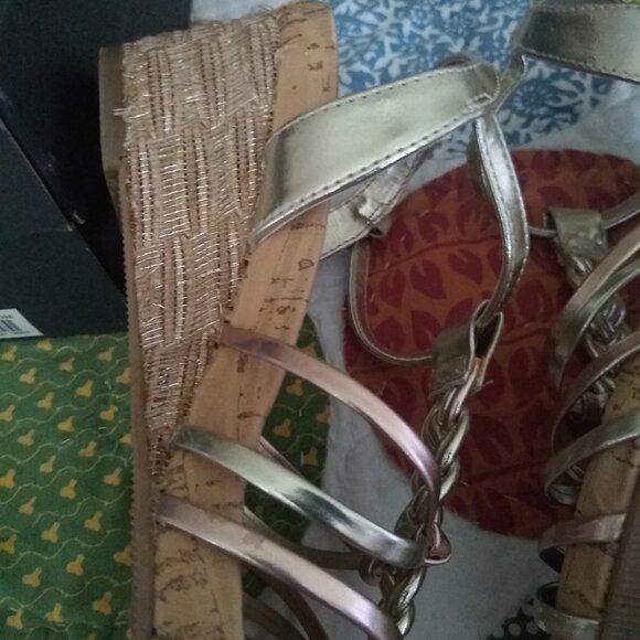 Kenneth Cole Reaction 'Swirl Up' Metallic girls sandals, size 3 - Picture 8 of 11